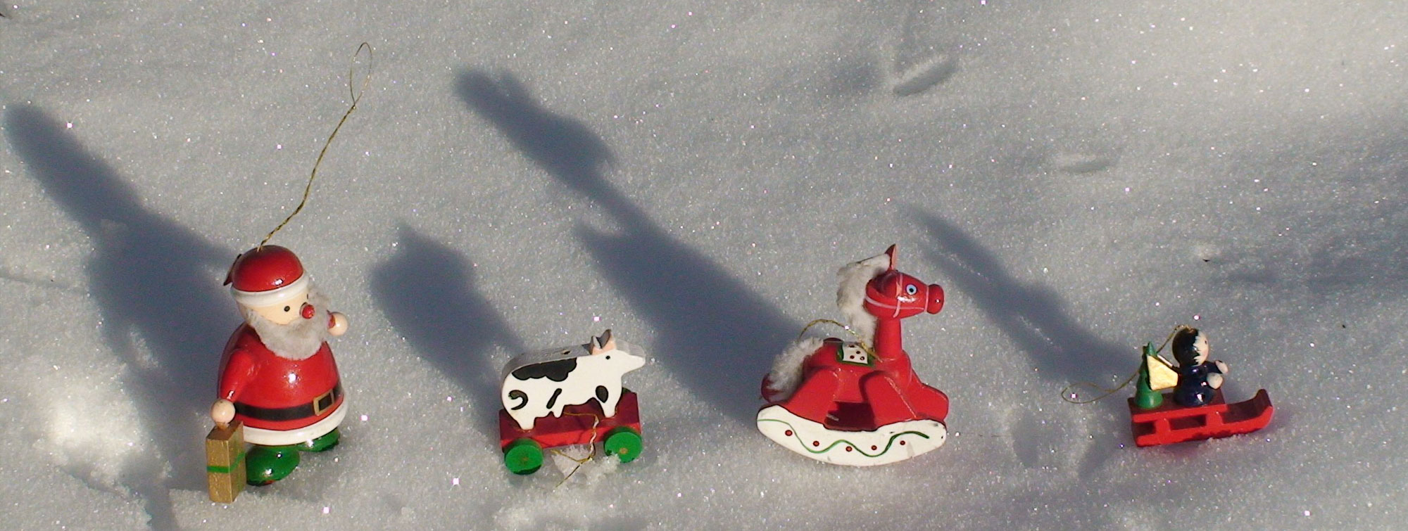 Gérard Jacquemin aime raconter des histoires photographiques. Ici, promenade du père noël et ses amis sur la neige.
